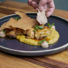 Pierna de Pollo Criollo y Maíz